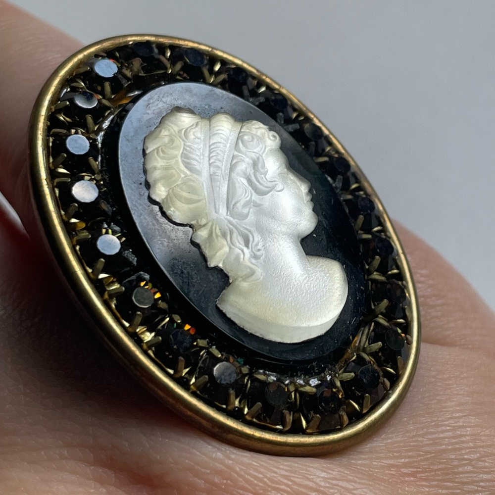 Black And White Statement Cameo Ring With Rhinestones - Picture 4 of 9